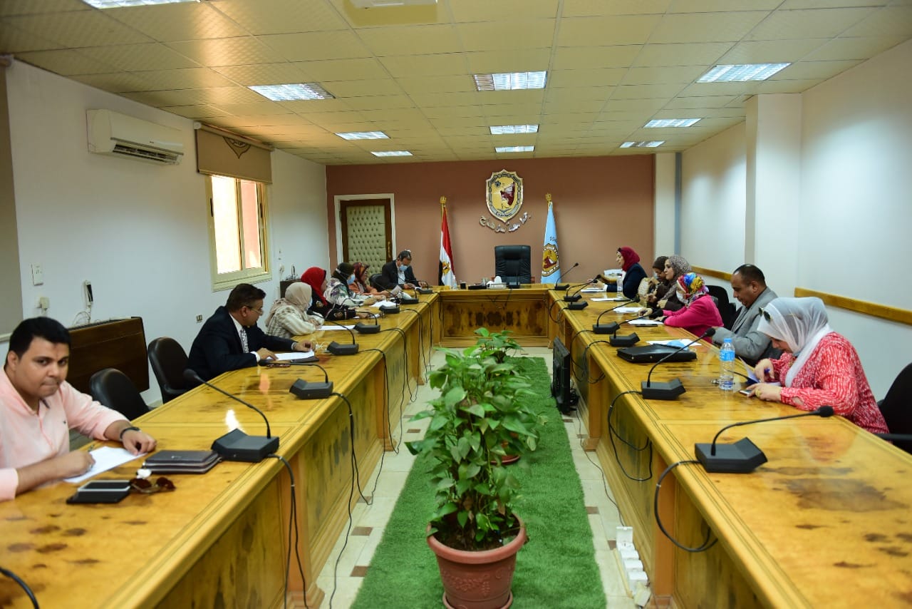 وحدة مناهضة العنف ضد المرأة بجامعة سوهاج تناقش مقترح الوحدة الطبية الآمنه للمرأة