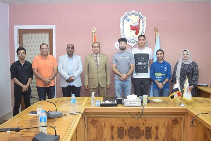 الدكتور مصطفى عبد الخالق القائم بعمل رئيس الجامعة يعقد لقاء مع الوفد الطلابى القادم من جمهوريتى كندا وصربيا بحضور الدكتور مجدى القاضى عميد كلية الصيدلة