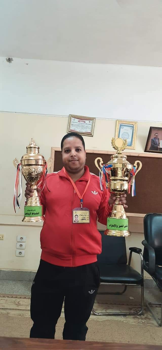 تهنئة للأستاذ ضياء الدين منصور لحصوله على أفضل مشرف على مستوى ١٧ كلية