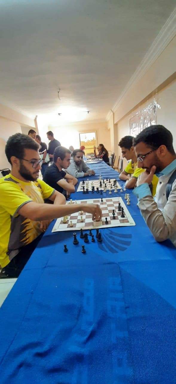 تهنئة بمناسبة حصول كلية الصيدلة على المركز الأول طلبه فردى على مستوى كليات جامعة سوهاج