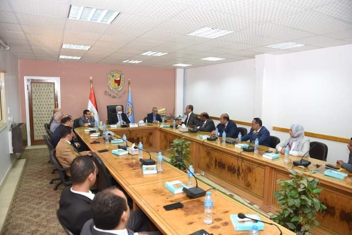 رئيس جامعة سوهاج يستقبل فريق لجنة قطاع الدراسات الصيدلية بالأعلى للجامعات