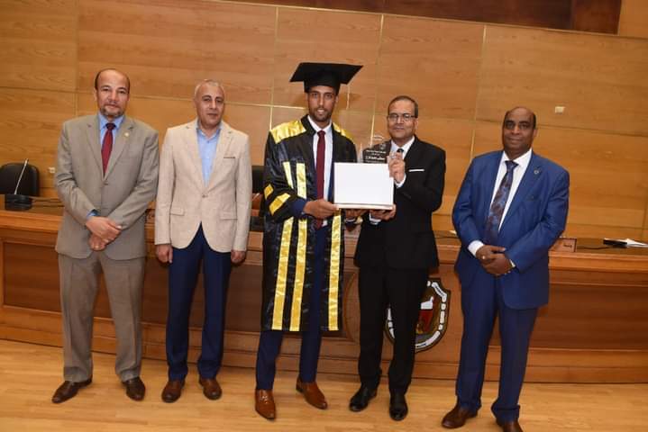 رئيس جامعة سوهاج يشهد حفل عيد الخريجين لطلاب الدفعة الخامسة بكلية الصيدلة