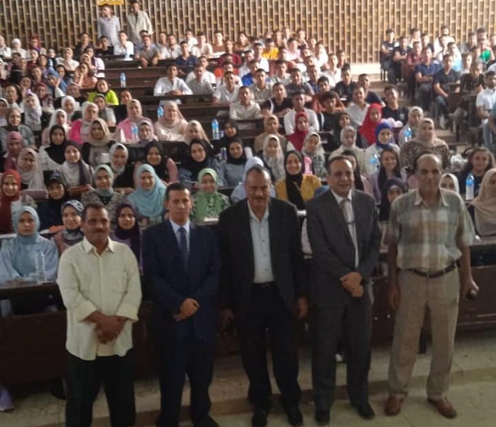 عميد الكلية يتفقد بداية العام الدراسي