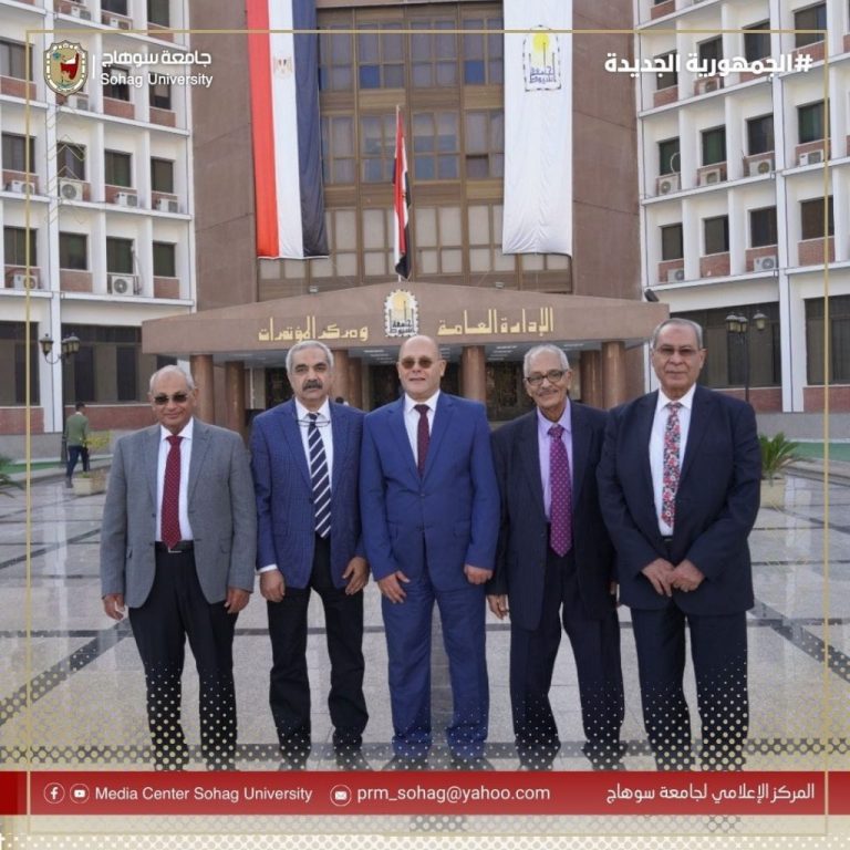 رئيس جامعة سوهاج مناقشاً برسالة دكتوراة بمستشفي الإصابات بجامعة أسيوط