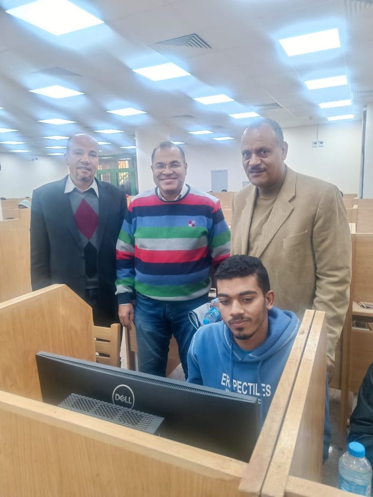 امتحانات كليه الصيدله الفصل الدراسي الأول