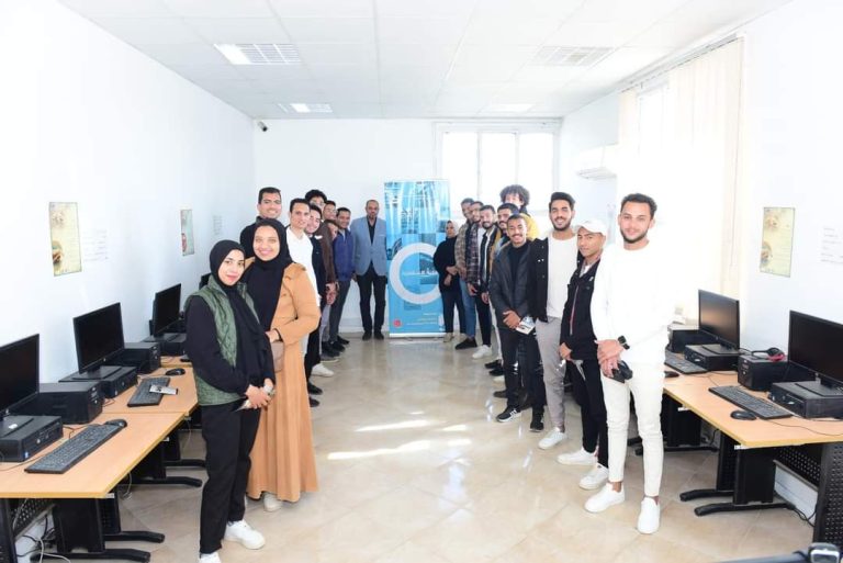 سفارة المعرفة بجامعة سوهاج تنظم ورشة تعريفية لطلاب من أجل مصر عن خدماتها العلمية