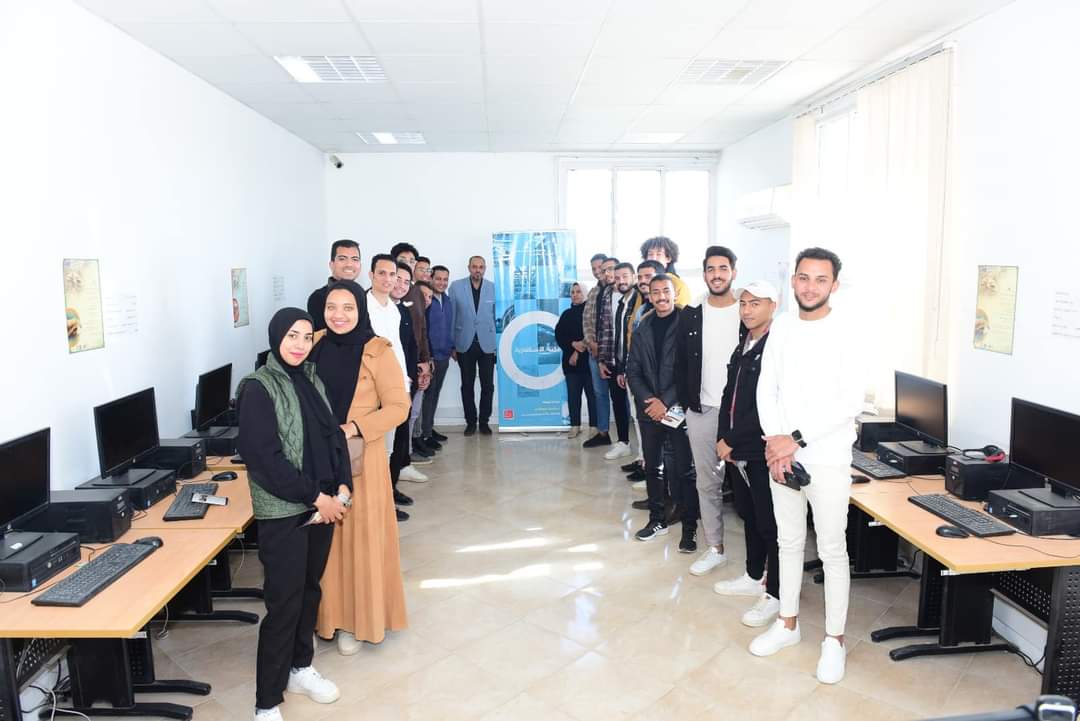 سفارة المعرفة بجامعة سوهاج تنظم ورشة تعريفية لطلاب من أجل مصر عن خدماتها العلمية