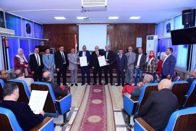 رئيس الجامعة يكرم كلية الصيدلة لحصولها على شهادة الأيزو