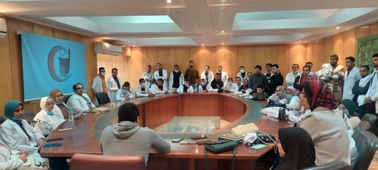 انتظام طلاب برنامج الصيدلة الاكلينيكية في التدريب العملي داخل الأقسام الاكلينيكية بالمستشفي الجامعى.