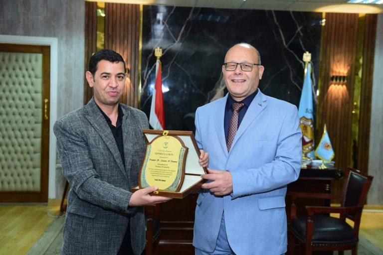 *الاتحاد المصري بصيدلة سوهاج يكرم الدكتور حسان النعماني رئيس الجامعة*