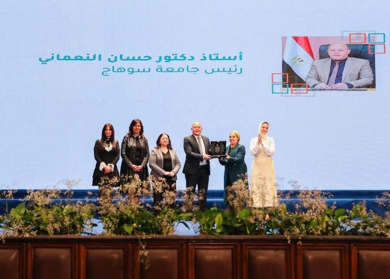 تكريم مؤسسه حياه كريمة للدكتور حسان النعماني رئيس جامعة سوهاج