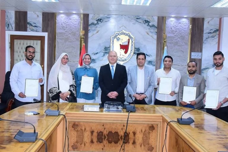 *جامعة سوهاج تسلم عقود احتضان ٥ مشروعات ناشئة و دعم مالي 300 ألف جنيه لكل مشروع