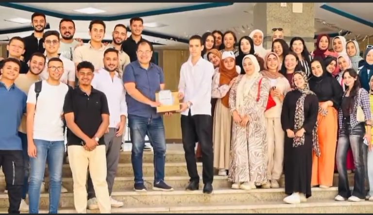 تكريم الأستاذ الدكتور محمود المنشاوى من الدفعة الخامسة برنامج الصيدلة الإكلينيكية