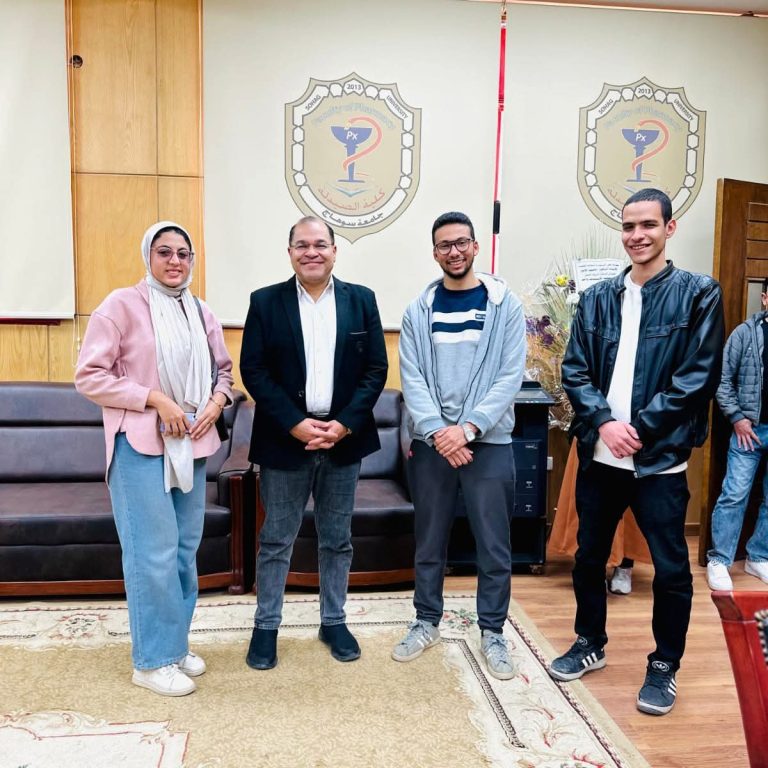 طلاب كلية الصيدلة ينظمون حفلاً للترحيب بالعميد الاستاذ الدكتور محمود المنشاوى