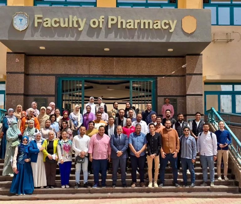 اجتماع الأستاذ الدكتور عميد الكلية بالهيئة المعاونة