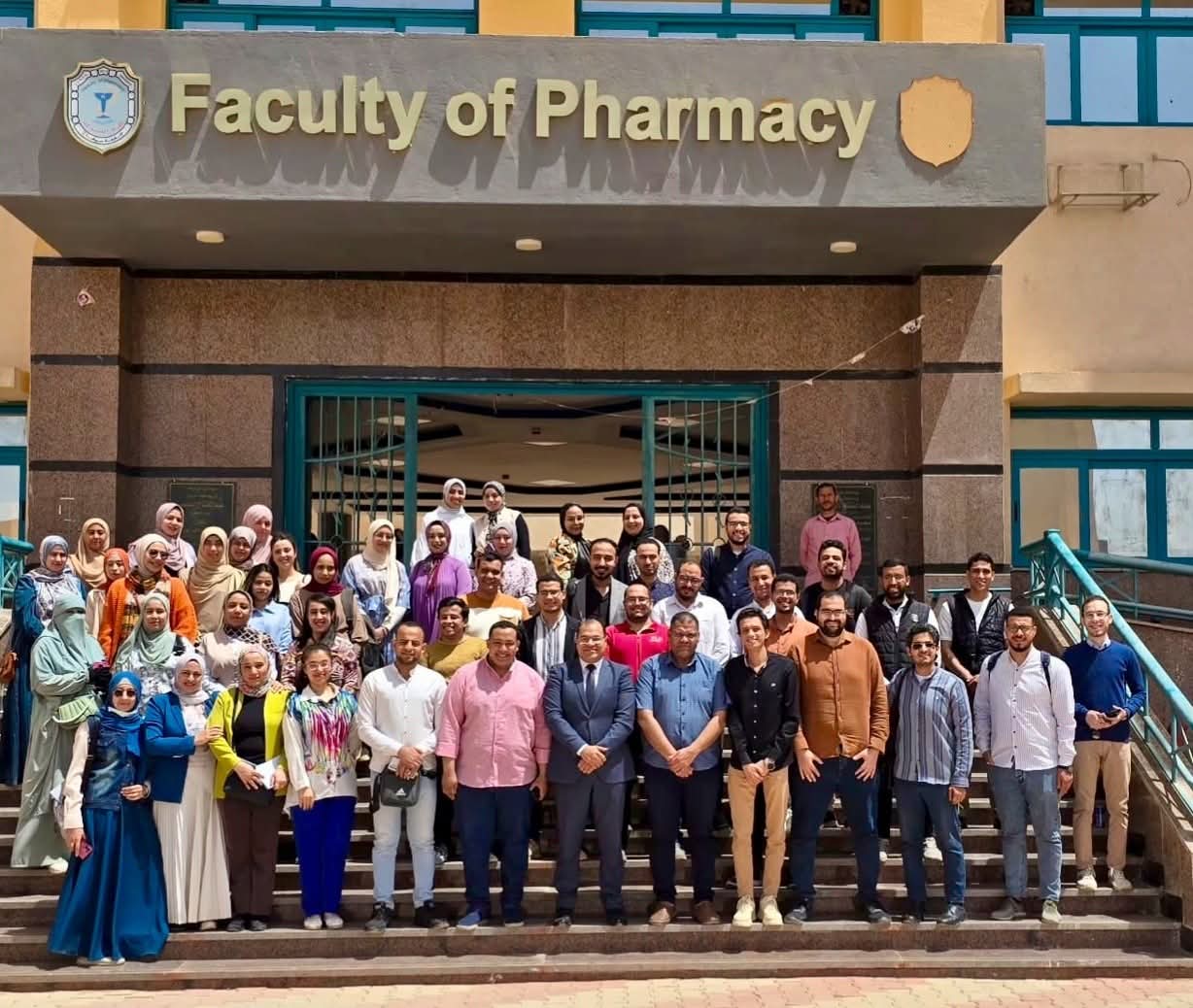 اجتماع الأستاذ الدكتور عميد الكلية بالهيئة المعاونة