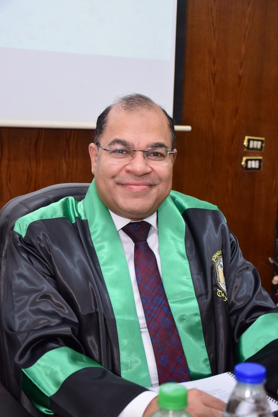 “عميد صيدلة سوهاج يشارك في الإشراف والتحكيم على رسالة دكتوراه في الميكروبيولوجيا عن بدائل بلازما الدم بكلية العلوم”