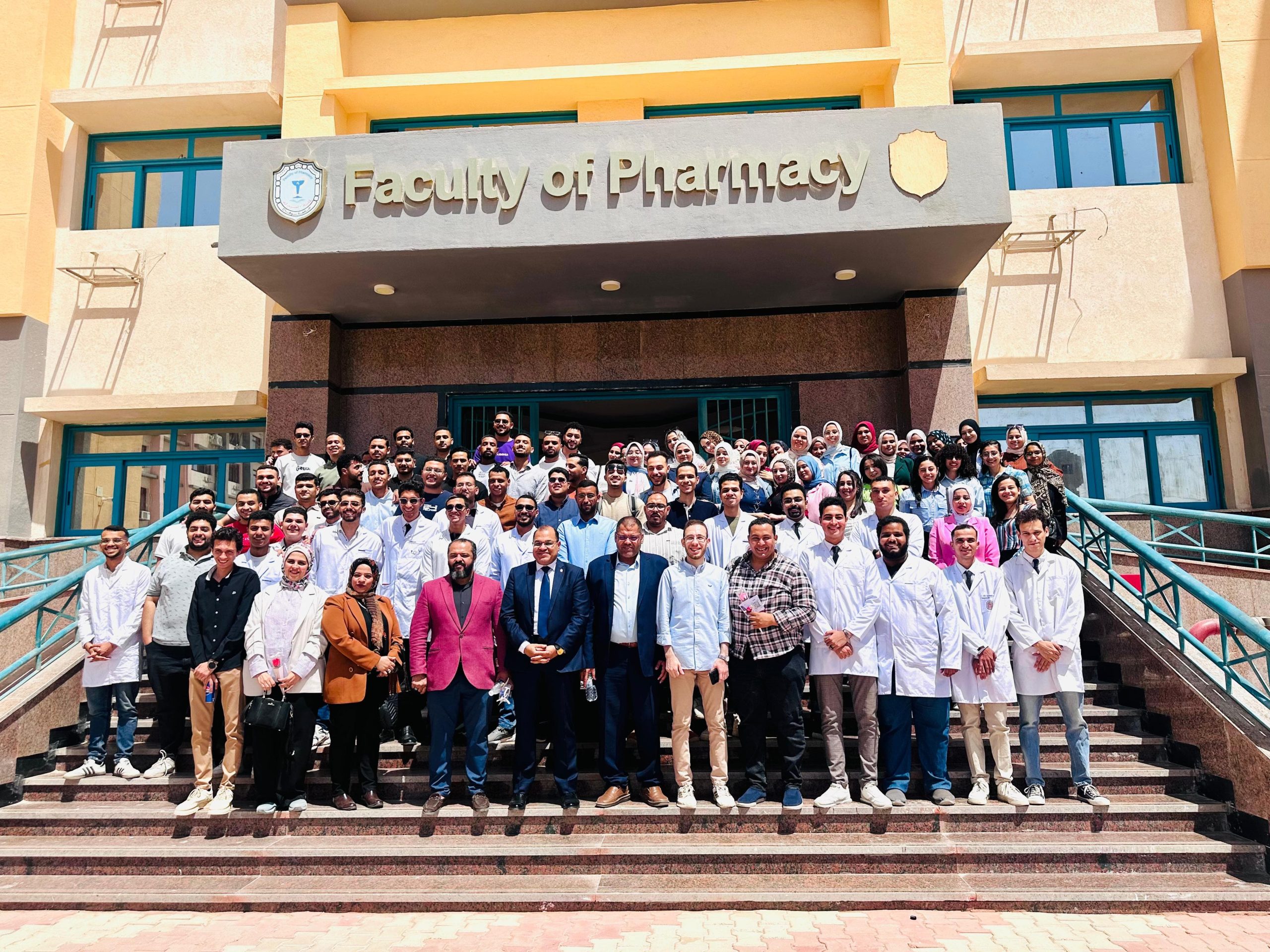 استخدام تطبيقات الذكاء الاصطناعي في الصيدلة الإكلينيكية… صيدلة سوهاج تنظّم اليوم العلمي الثالث