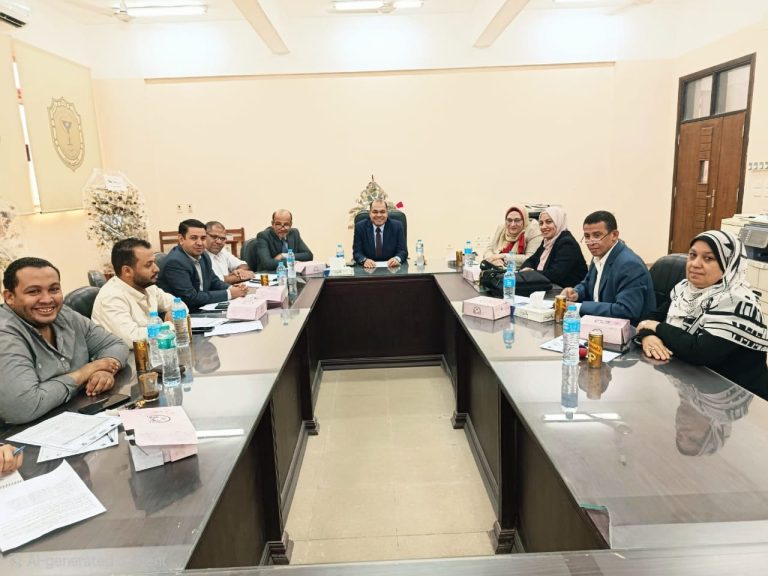 مجلس كلية الصيدلة بجامعة سوهاج يبحث ملفات التعليم والجودة والبحث العلمي ويستعرض إنجازات الفترة الماضية