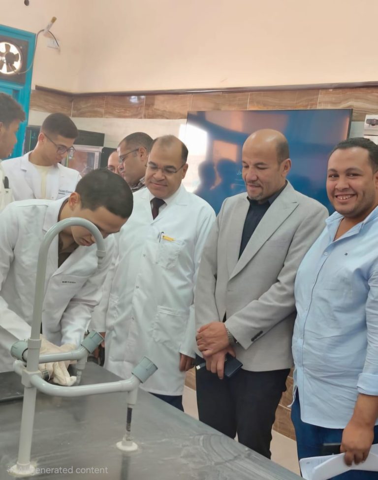 تطويرًا لمنظومة التعليم والتدريب العملي..عميد صيدلة سوهاج يتابع العملية التعليمية ويتفقد السكاشن العملية بمعامل الكلية