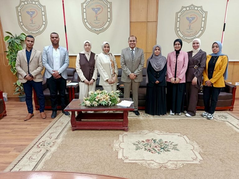 عميد كلية الصيدلة يستقبل المعيدين الجدد ويهنئهم بانضمامهم إلى الهيكل الأكاديمي للكلية