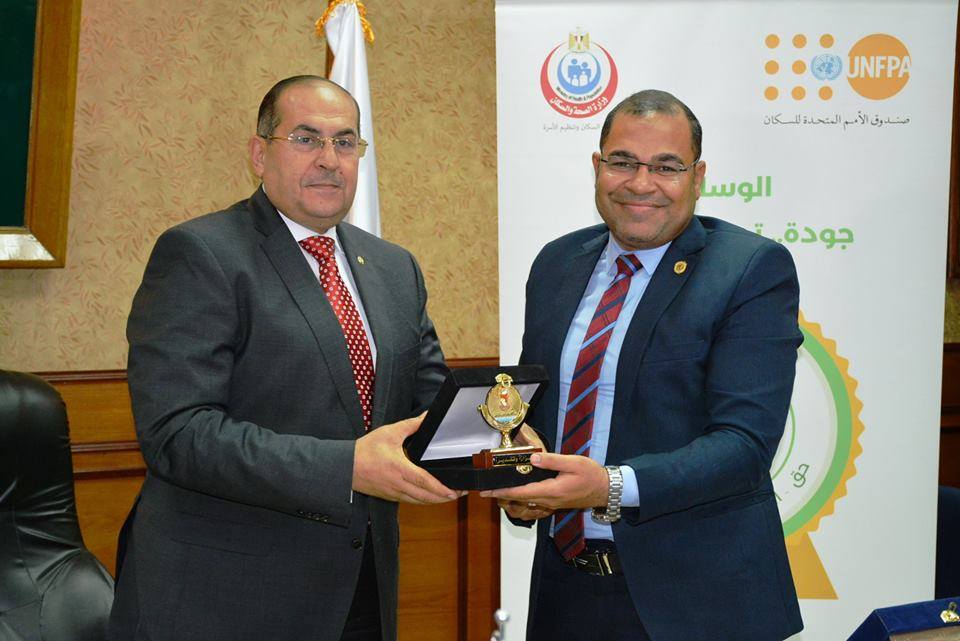 محافظ سوهاج يكرم الأستاذ الدكتور/محمود المنشاوي (عميد الكلية)