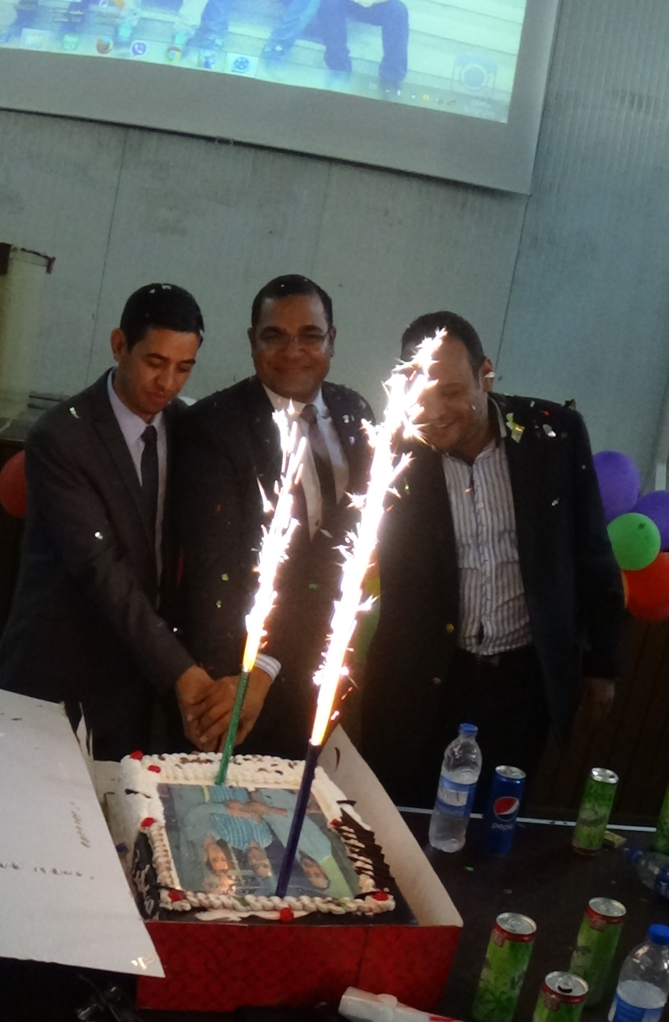 طلاب الفرقة الثالثة (قديم) يحتفلون بعميد الكلية