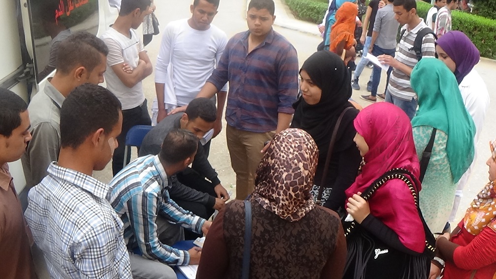 صيدلة سوهاج تنظم حملة التبرع بالدم