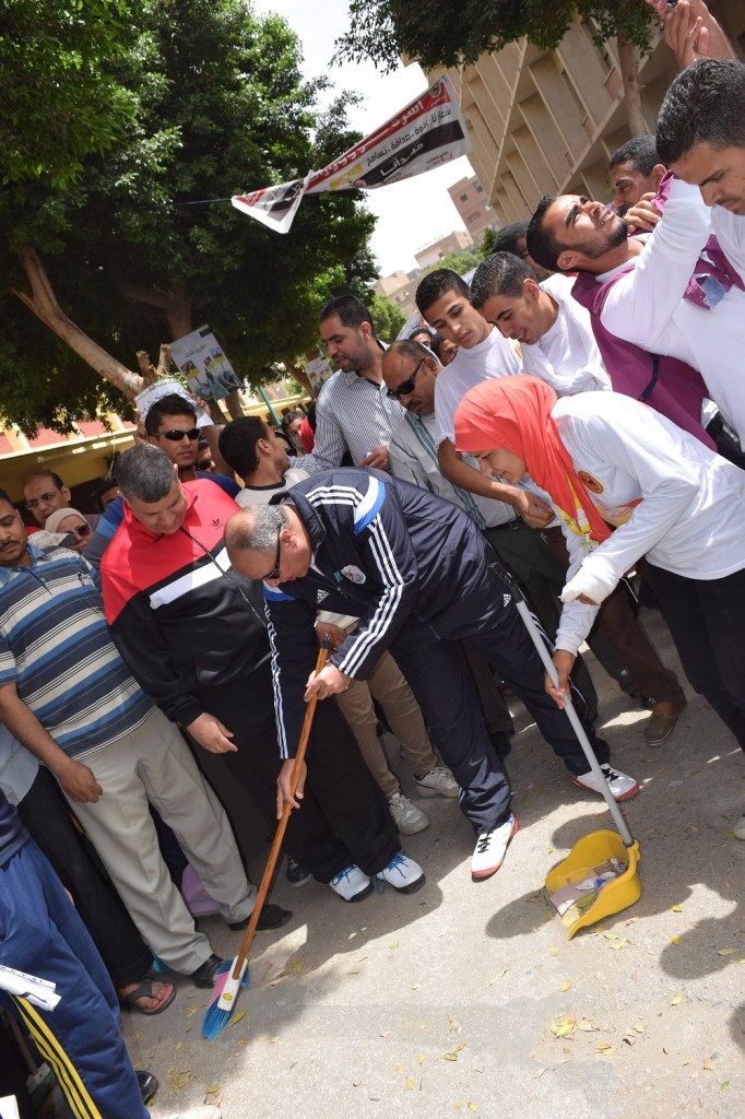 رئيس جامعة سوهاج يشارك بحملة للنظافة بمشاركة الطلاب