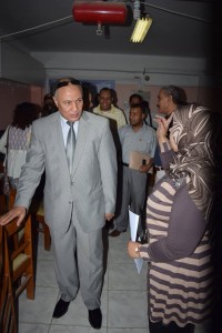 بالصور رئيس جامعةسوهاج يتفقد سير أعمال التنسيق الإلكتروني بالجامعة